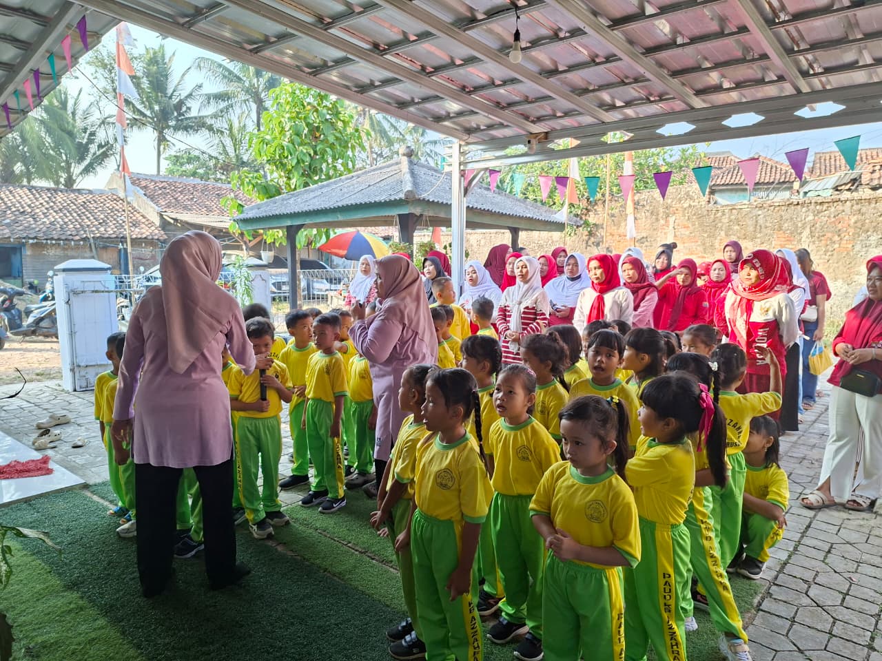Lomba Memperingati  Kemerdekaan  Republik Indonesia yang ke 81 Kb Azzahra dan orang tua wali murid