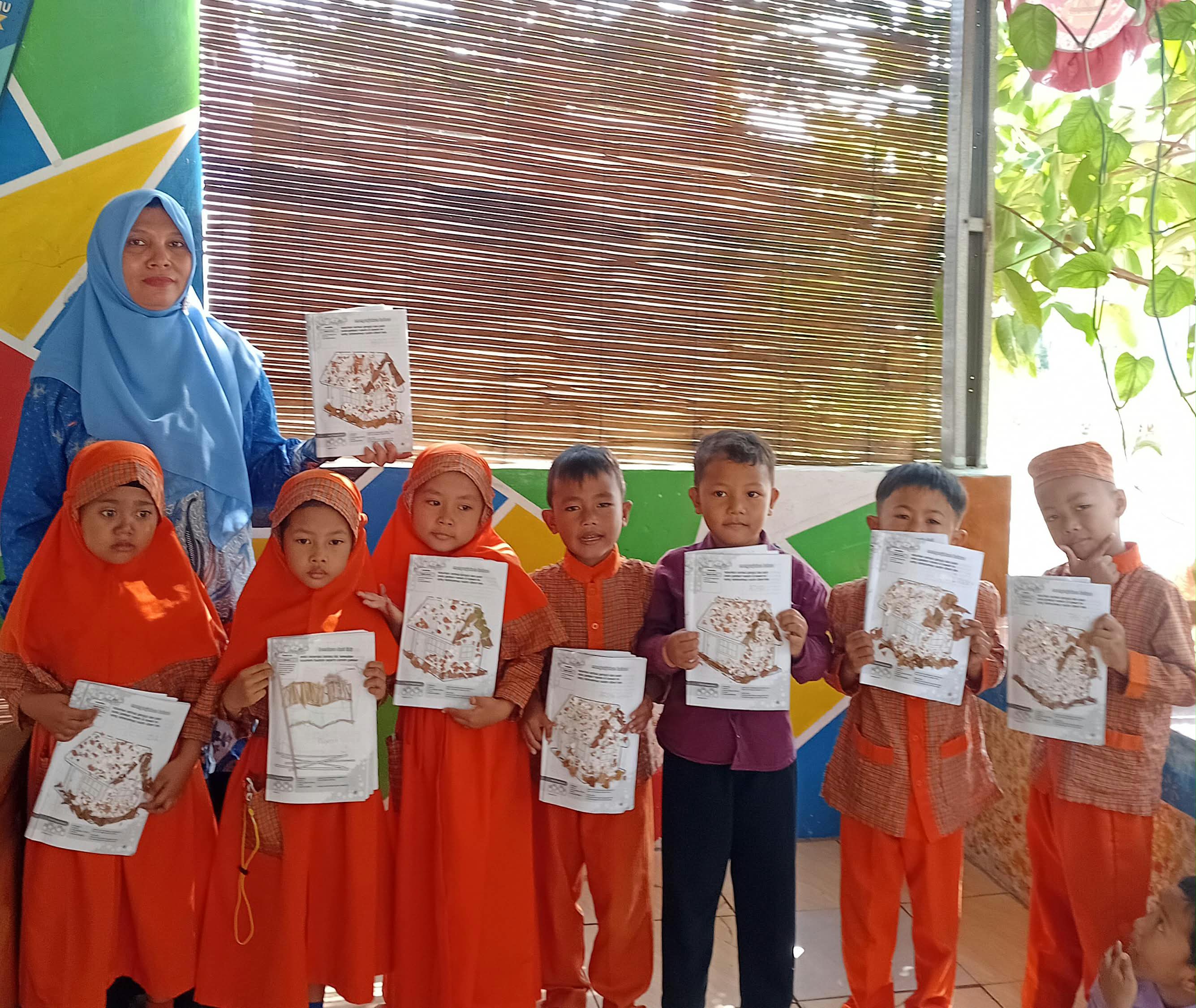 Menempel  cangkang telur dan daun kering untuk rumah, menempel lidi di gambar bendera