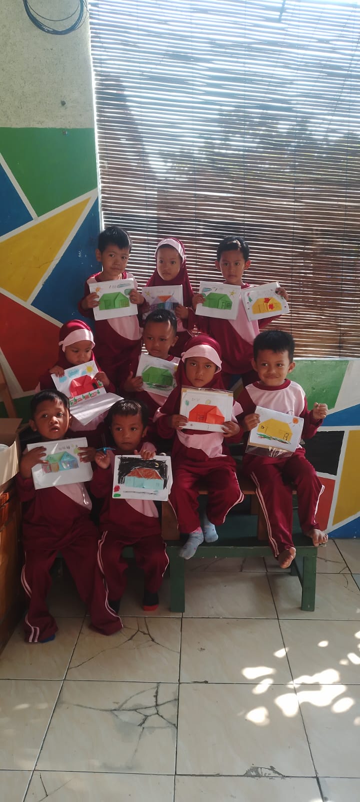 Melipat dan Menempel Kertas Origami Menjadi Sebuah  Rumah