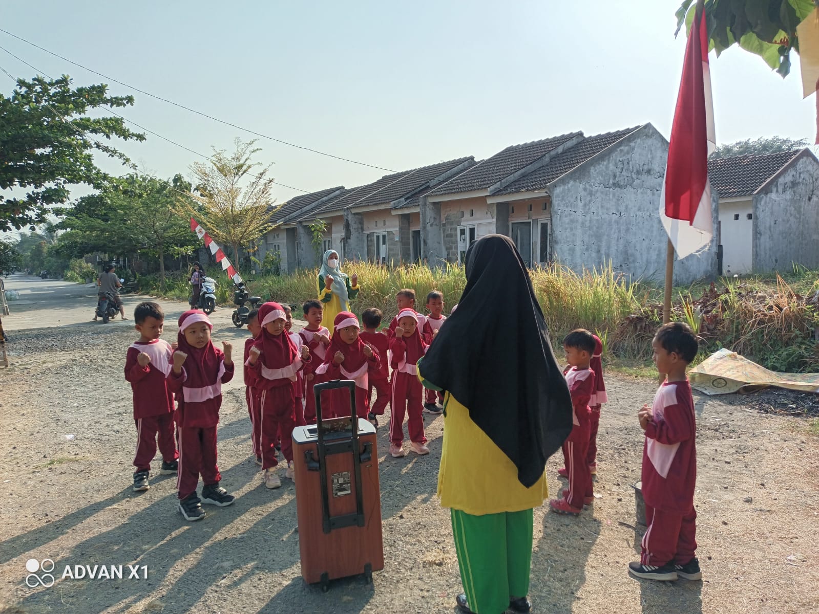 Kegiatan senam pagi di bawah sinar matahari